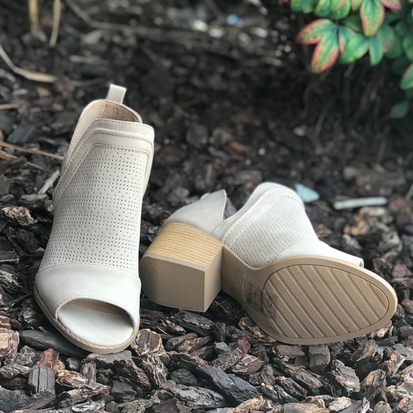 Side cut out peep toe booties - Picture 8 of 8